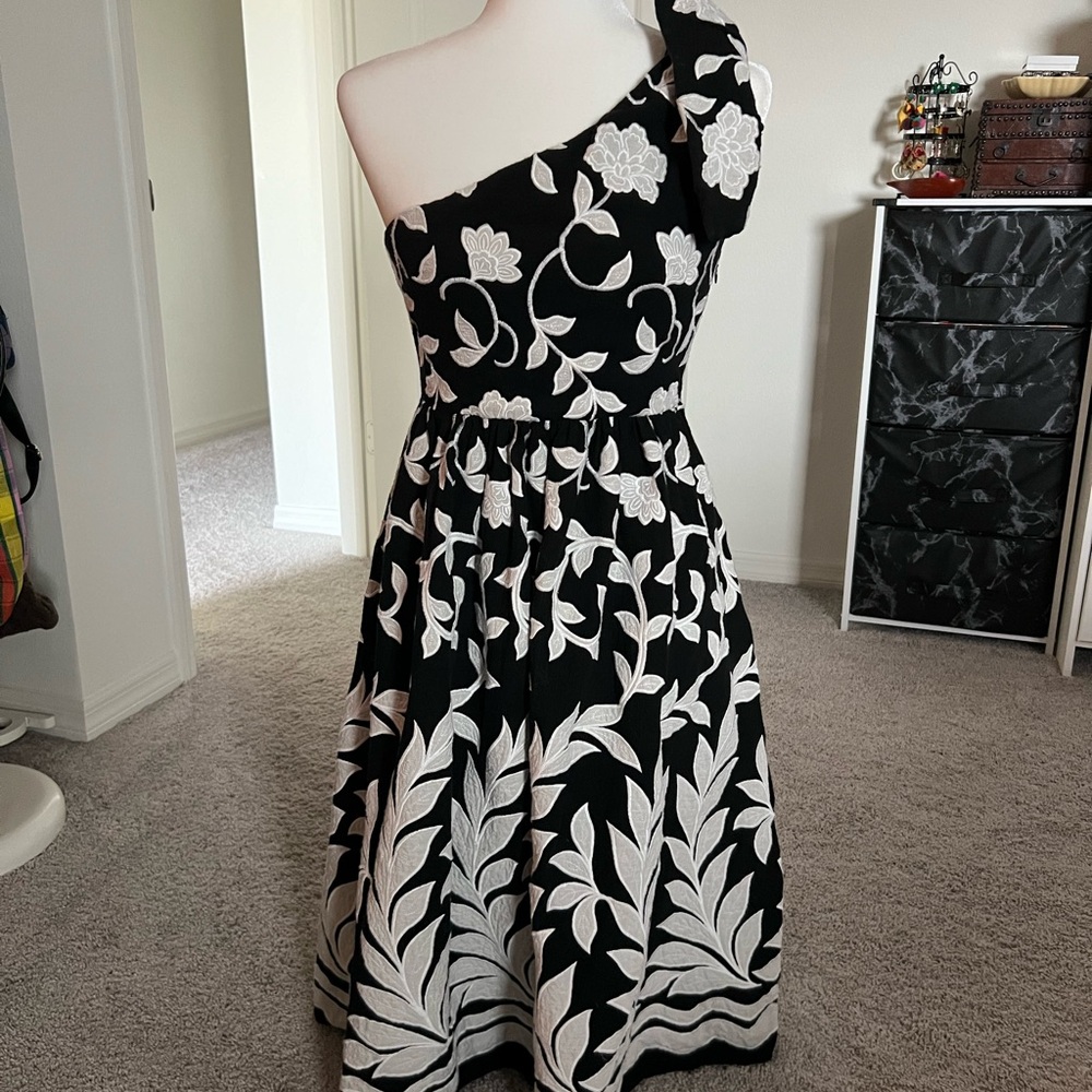 SOLD - EUC Anthropologie Black White Floral Dress - Size 6 - Picture 8 of 10